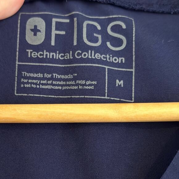 FIGS Gaya Camo Limited Edition Scrub Top Navy Blue Pockets Medium Nurse V-Neck - Picture 4 of 5